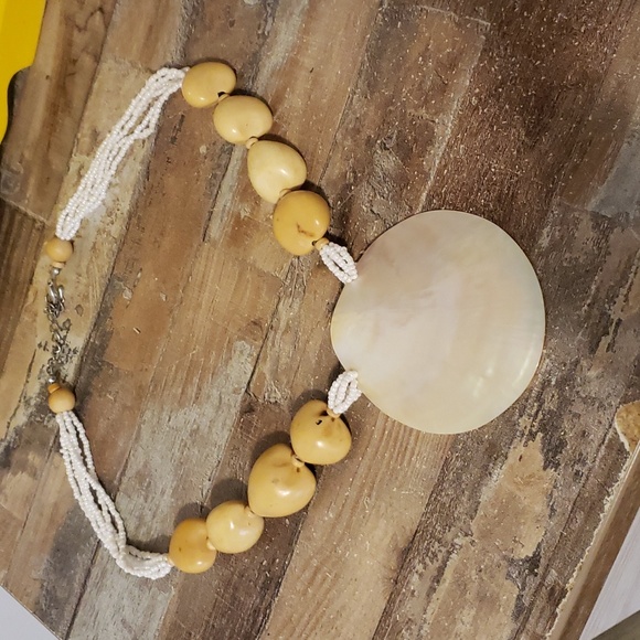 Beautiful Pre-loved Vintage Shell & Beads Necklace - Picture 8 of 8